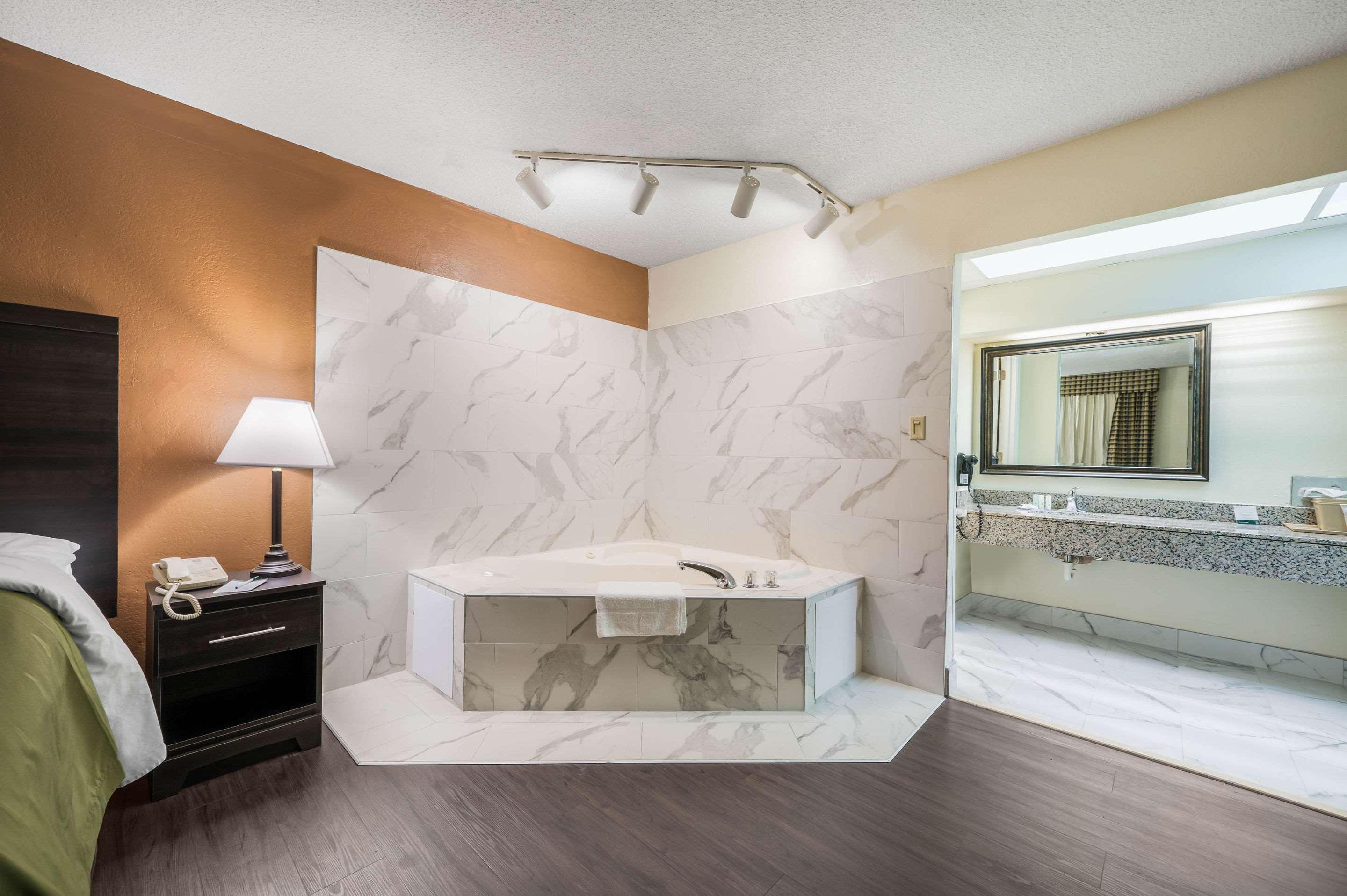 Quality Inn & Suites Corinth West Zewnętrze zdjęcie